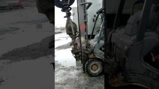 Видео Завершающая стадия замены моста на зил бычок) переставляем с одной машины на другую) (автор: Серега Павлов)