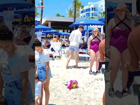 مياه زرقاء شديدة النقاء فى واحدة من افضل وجهات السياحة الشاطئية شاطئ نيسي بلدة أيا نابا قبرص