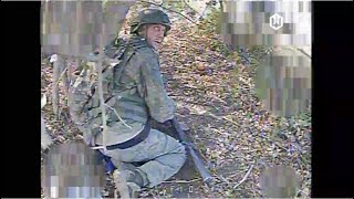 Єй,Поліна,там хробак на колінах.Жодна притомна жива істота не постраждала.   БумБокс, у фарбах війни