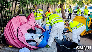 𝗣𝗥𝗢𝗣𝗘𝗥𝗧𝗬 𝗥𝗘𝗠𝗢𝗩𝗔𝗟: City Workers Clear Items From Sidewalk During Homeless Sweep on Rose Ave in Venice