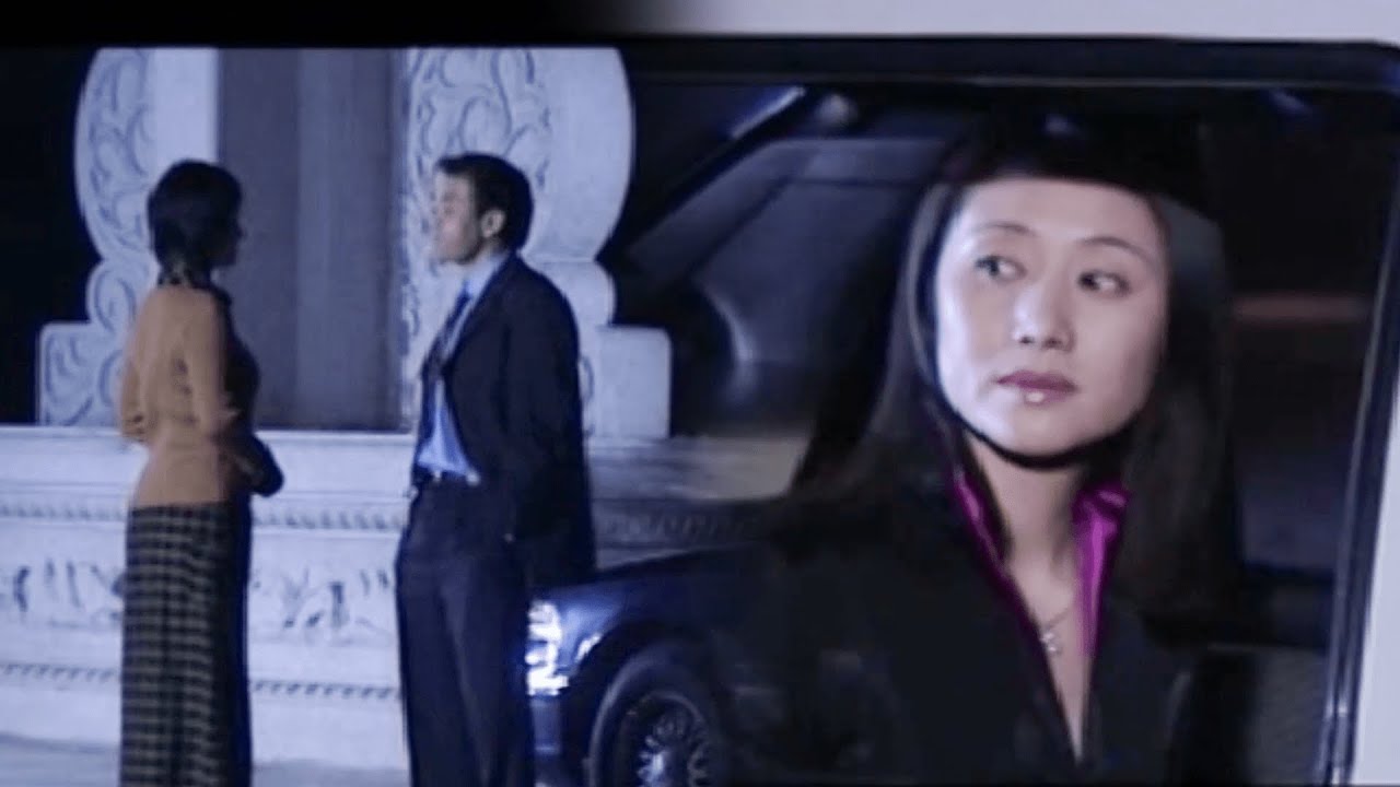 Жена видит мужа с любовницей; с разбитым сердцем уходит.