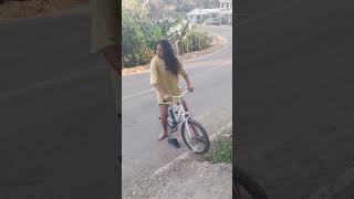 cómo es que ella monta bicicleta 🚲