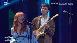 Maria Antonietta e Colombre cantano \