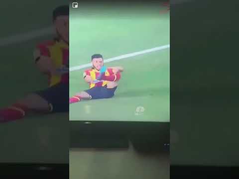 لقطه ادعاء وتمثيل انيس البدري لاعب الترجي للحصول علي ركله جزاء