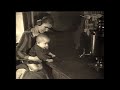 Мать и дитя у радиотарелки