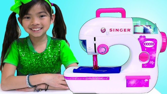 Funcionamiento de maquina de coser infantil jugueteria Baby Kingdom 