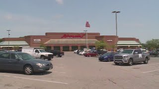 Man shot outside Schnucks grocery store on Grand Blvd.
