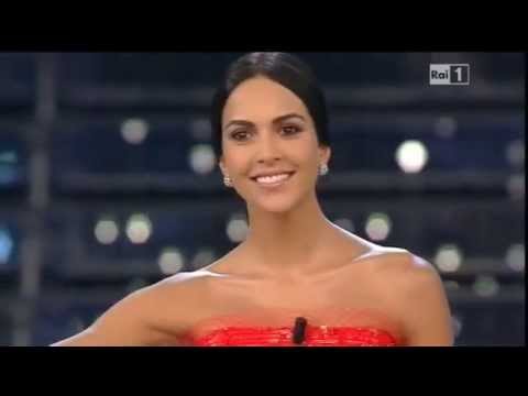 Sanremo 2015 - L'ingresso di Rocio Munoz Morales sul palco dell'Ariston - Prima serata 10/02/2015