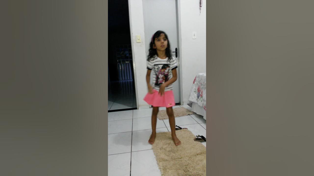 Menina de 6 anos dançando Ludmila:Bom