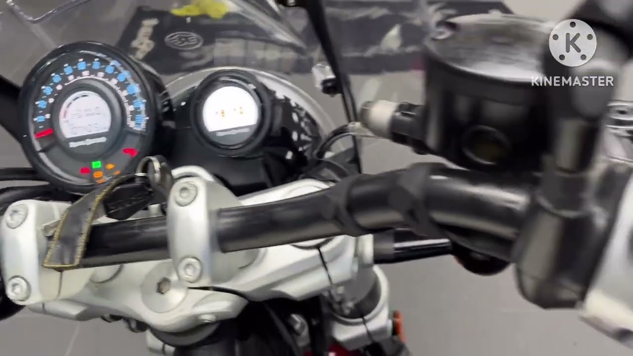 Royal Enfield Super Meteor 650 Red 2023