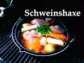 Haxe oder Eisbein, Backkartoffel und Sauerkraut Salat. Dutch Oven , Gasgrill