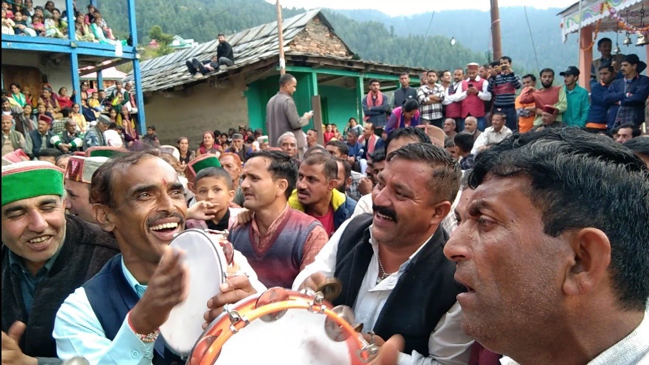 खदराई बंधुओं द्वारा लगाई गई सिरमौरी पहाड़ी महफिल नाटी डिस्टिक शिमला में level Rajesh Sharma khadrai