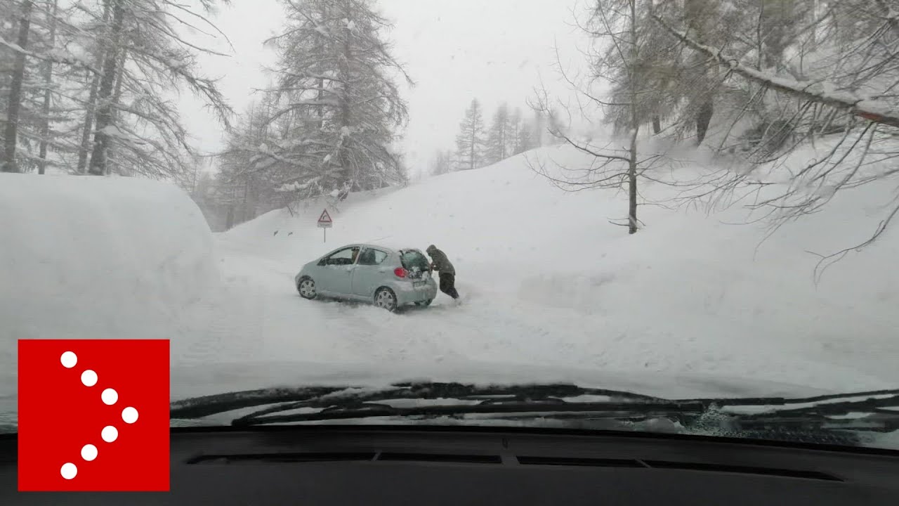 Strade innevate in Val Ferret: auto in difficoltà, le immagini dall'auto