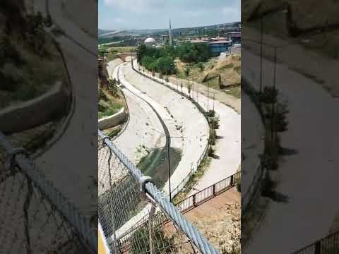 الجسر الخشبي المرتفع الرهيب الذي يربط بين الجبلين
