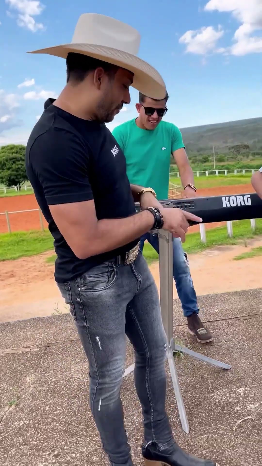 Alejandro bota esse Piseiro pra bombar com leãozinho #boanoiteee #leaozinho #leãozinho