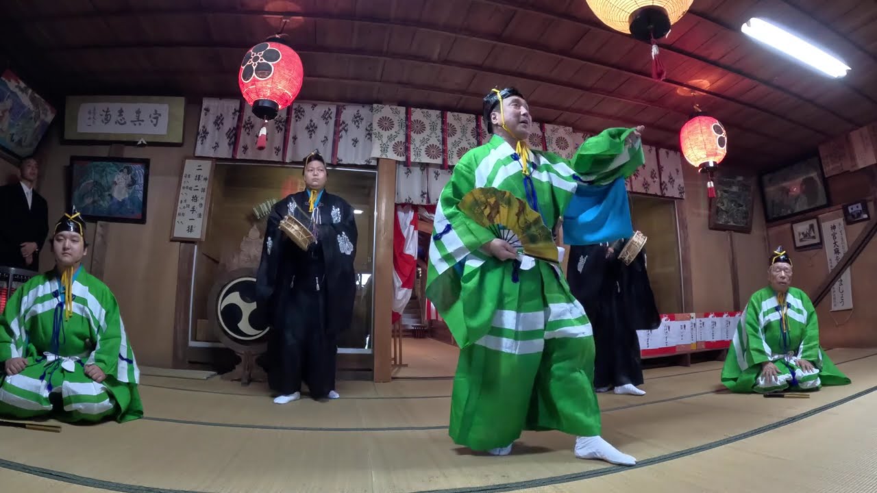 「越前万歳」日本三大古典万歳のひとつに数えられ、重要無形文化財。新春に祝言を述べる代表的祝福芸。味真野神社で、元旦に初舞が奉納される。福井県 越前市。2026年1月1日。