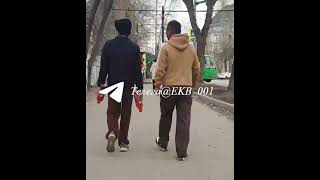 Индийцы все чаще встречаются на улицах города. На видео они прогуливаются в чалмах
