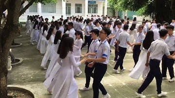Học sinh cấp ba bem nhau giữa sân trường, Nhảy chachacha,Thế này mới gọi là tập thể dục giữa giờ chứ