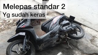 How to remove the center stand on a beat | how to remove the 2 beat stand