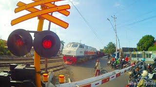 DOUBLE SEPUR LUAR BIASA Perlintasan Kereta Api AR Hakim Tegal