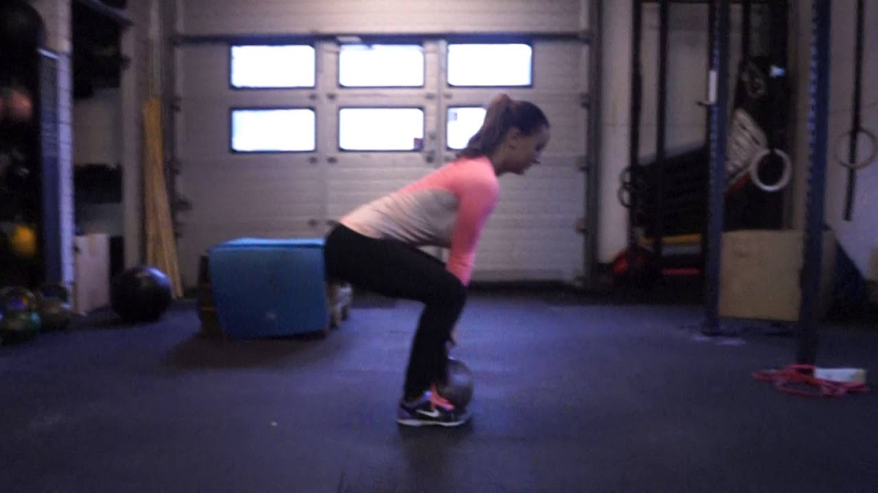 Marthe gjør markløft med kettlebell