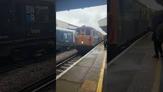 73201 and 73136 depart Wimbledon with nice tones (thank you driver!) working 3Y90