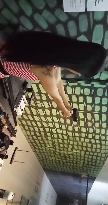 Cewek sexy belajar menembak