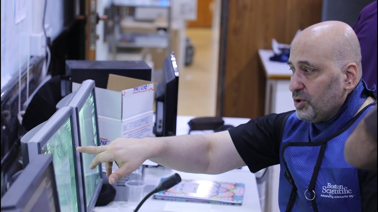 لأول مرة في  العراق معالجة  أم  دم الشريان الابهر البطني معقدة و قصيرة الرقبة وملتوية بدون جراحة