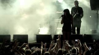 Sleigh Bells performs &quot;AB Machines&quot; at Converse City Carnage NYC