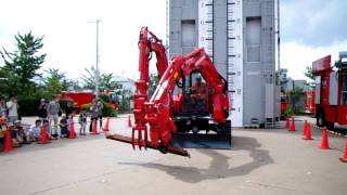 Presentation of the new Japanese excavator with two cranes