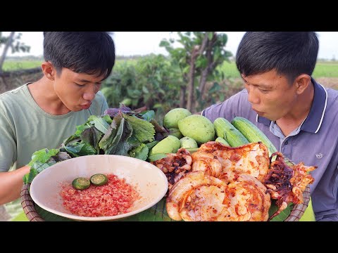 Mực Nướng Ăn Kèm Rau Sống Ngoài Đồng Cực Ngon | VTNam Vlog #08