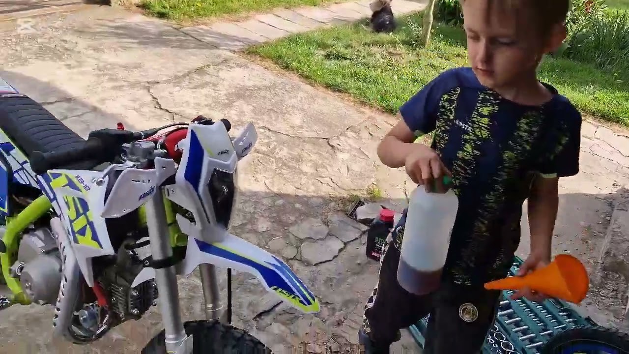 Wymiana oleju w Asix XB18, przez 7 letniego chłopca. Oil change