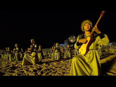 Тысяча комузистов исполнили Маш ботой на открытии Игр кочевников