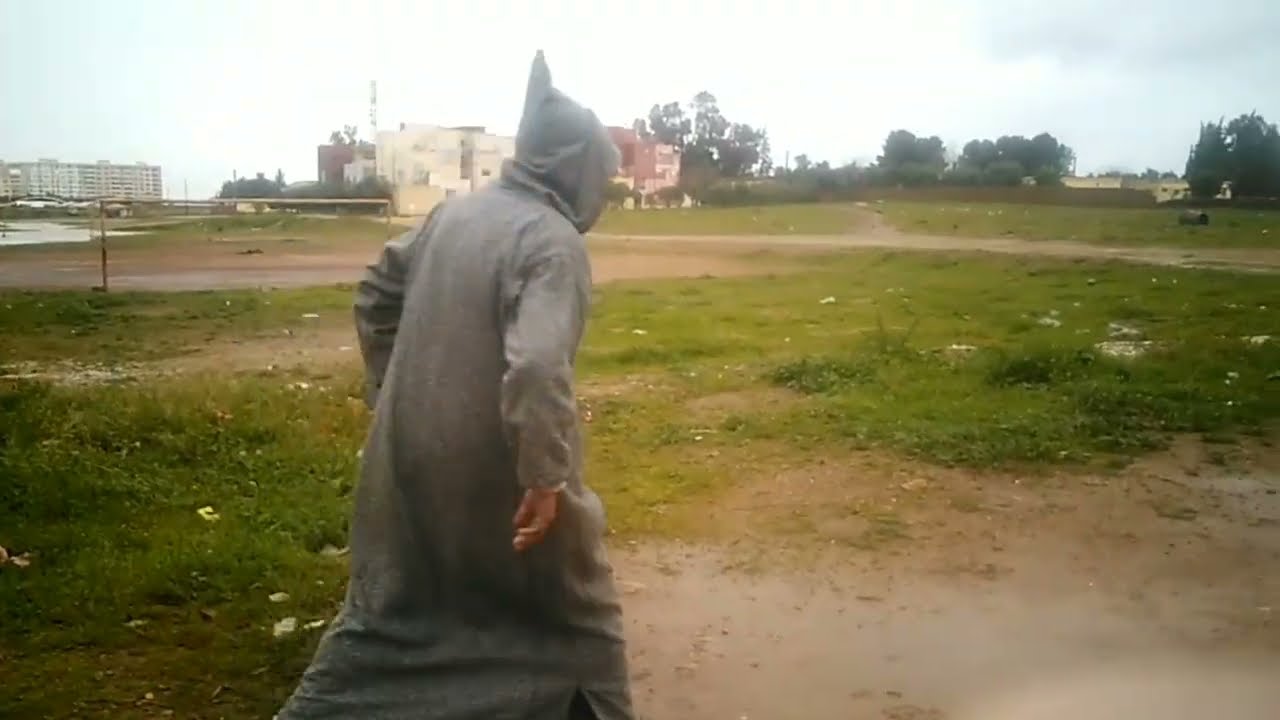 جولة رائعة في الصباح الباكر والشتاء تمطر عليا جو رائع مع فصل الربيع على الأبواب فمكناس حي البساتين 