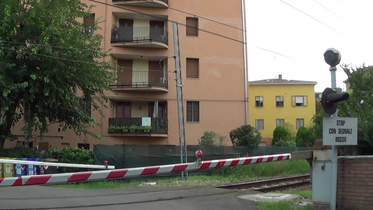 Passaggio a livello di via Vicenza in HD - Modena // Level Crossing