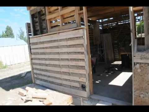 Pallet shed with light clay wood chip insulation - YouTube