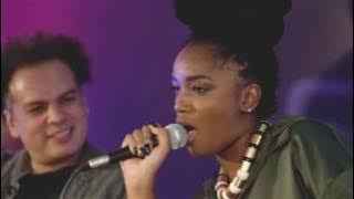 IZA arrebentando com a  música de CeeLo Green no Estúdio Mix Rock In Rio