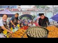 四川成都街頭美食,有著百年悠久歷史的老街,趕場日人頭攢動,現炸的小麻花酥脆可口,掛滿麥芽糖漿的甜皮鴨,老闆砍一隻鴨子只需30秒,十元一份的生煎包,現包現煎鍋氣十足,成都特有的炸米豆腐,外殼酥脆內裡軟嫩