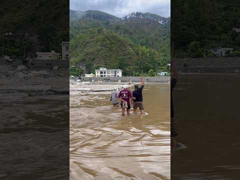 Gurudwara shri Ritha Sahib barish ka karan rasta bha gya dakho kaise nadi paar kar rhe ha