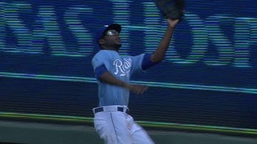 CLE@KC: Cain makes a warning-track catch in the 3rd