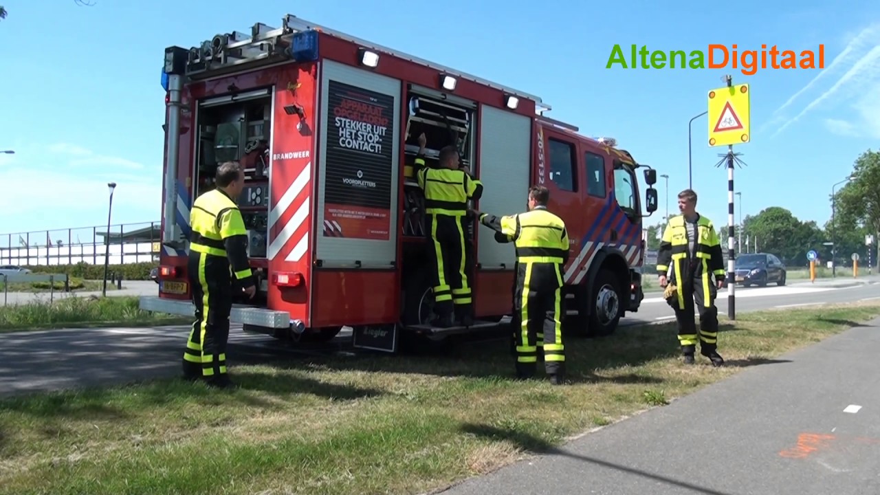 Brandweer blust bermbrand in Veen