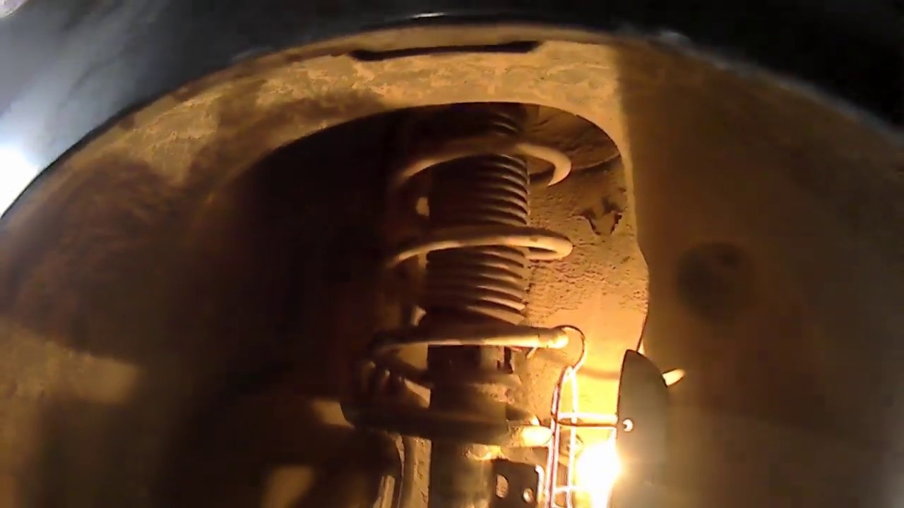 Замена стойки амортизатора VW Polo. Как поменять стойку амортизатора VW ...