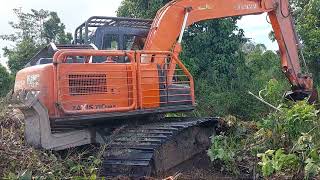 buat parit pake Excavator menmukan kayu besar di dalam tana