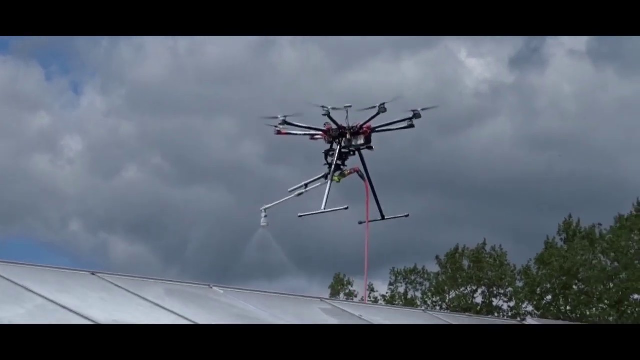 Utiliser un drone pour le démoussage des toitures peu accessibles -  Prévention BTP