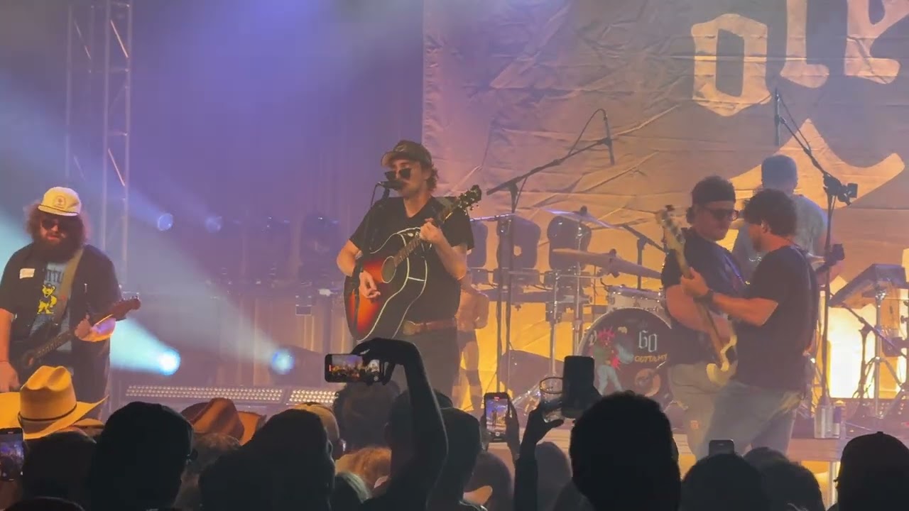 Ole 60 - Walls (Live) bekijken op YouTube Ole 60 - Walls (Live) bekijken op YouTube