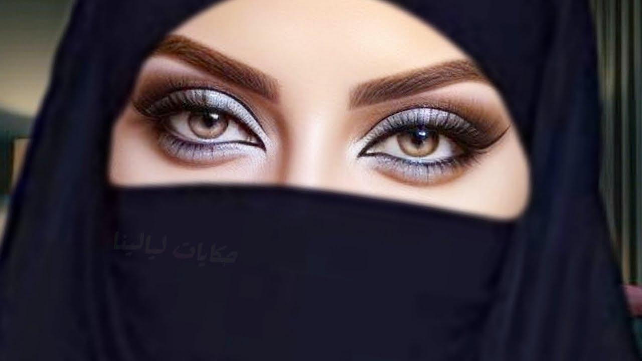 في شقة مع تلاتة