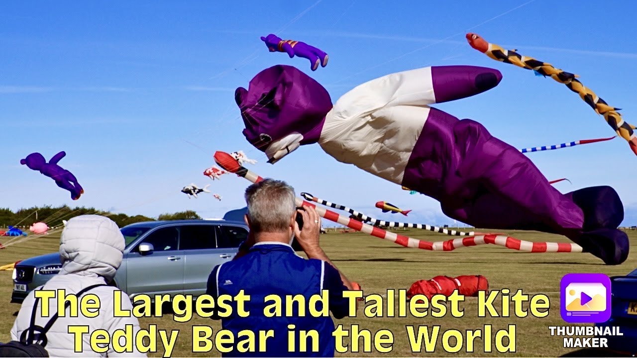 OSCAR The Largest And Tallest kite Teddy Bear in the World at Filey Kite Festival 2022