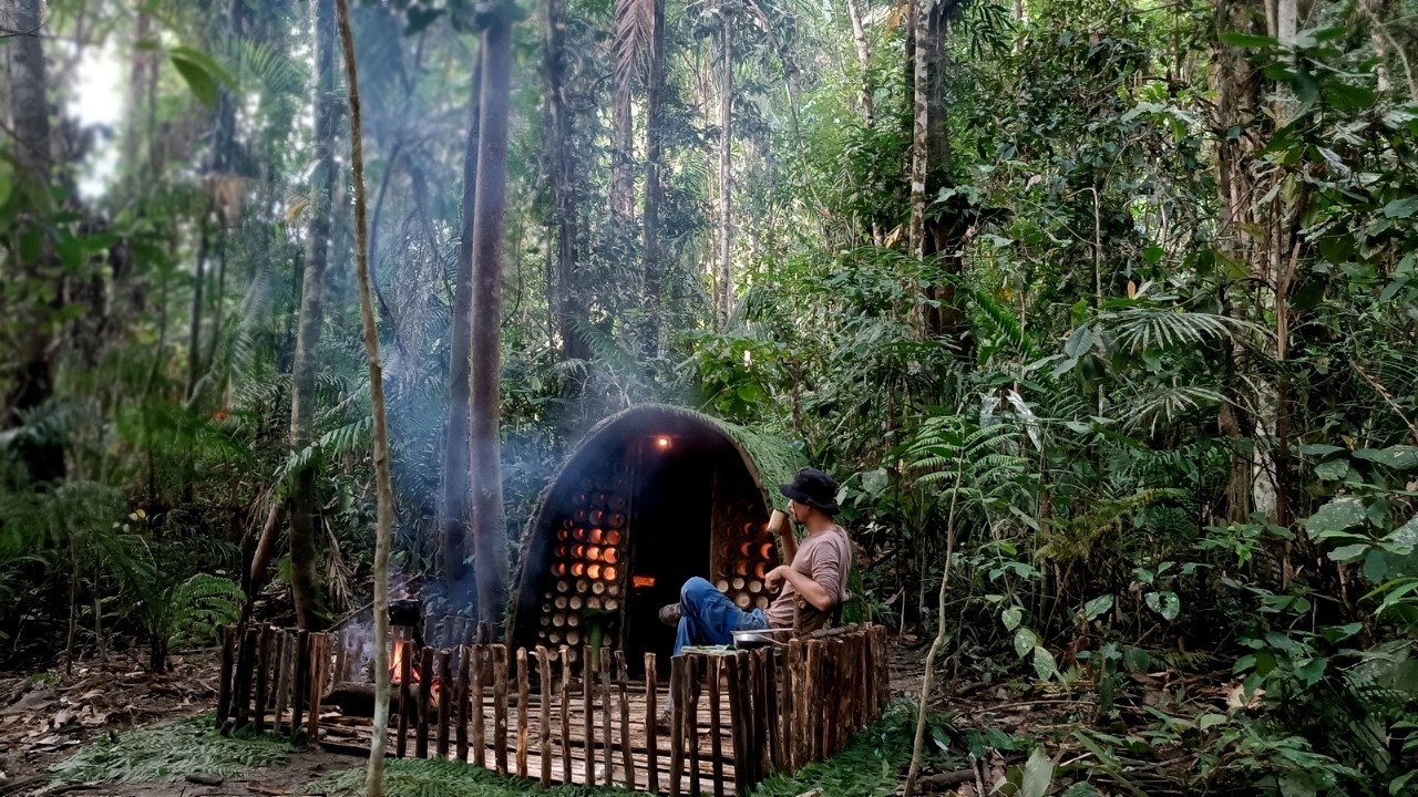 Bushcraft Survival in Heavy Rain Alone, Building a Warm Shelter and ...