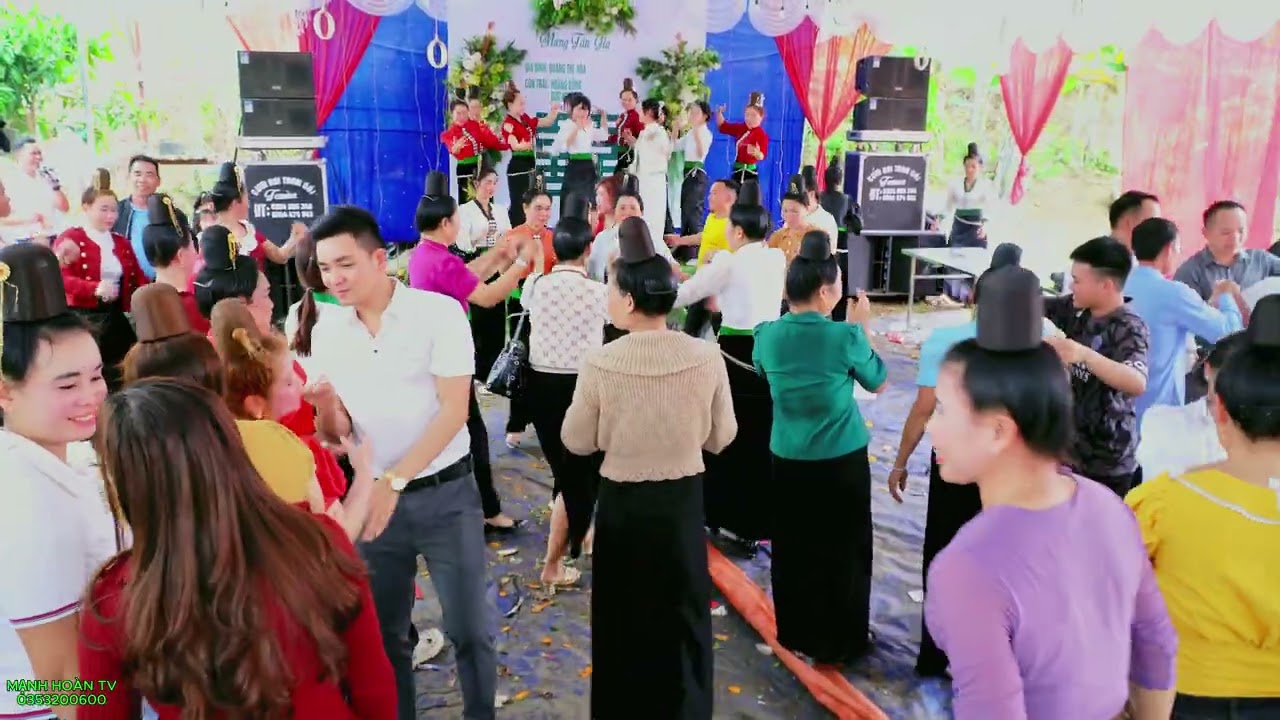 Đại gia đình múa mừng tân gia chị Quàng Hòa Bản Lướt Xã Chiềng Khoong Tỉnh Sơn La.