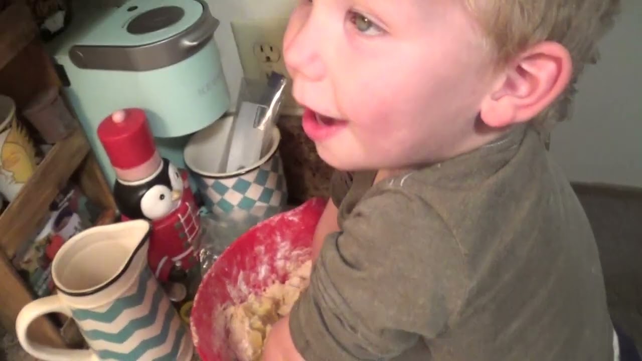 Беккет и Папа готовят яблочные оладьи